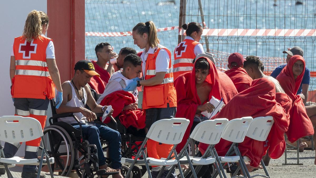 Varios subsaharianos son atendidos por Cruz Roja tras llegar en cayucos a Canarias.