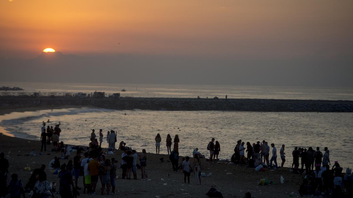 Desalojo y  limpieza de la playa de Nova Icaria tras la verbena de Sant Joan