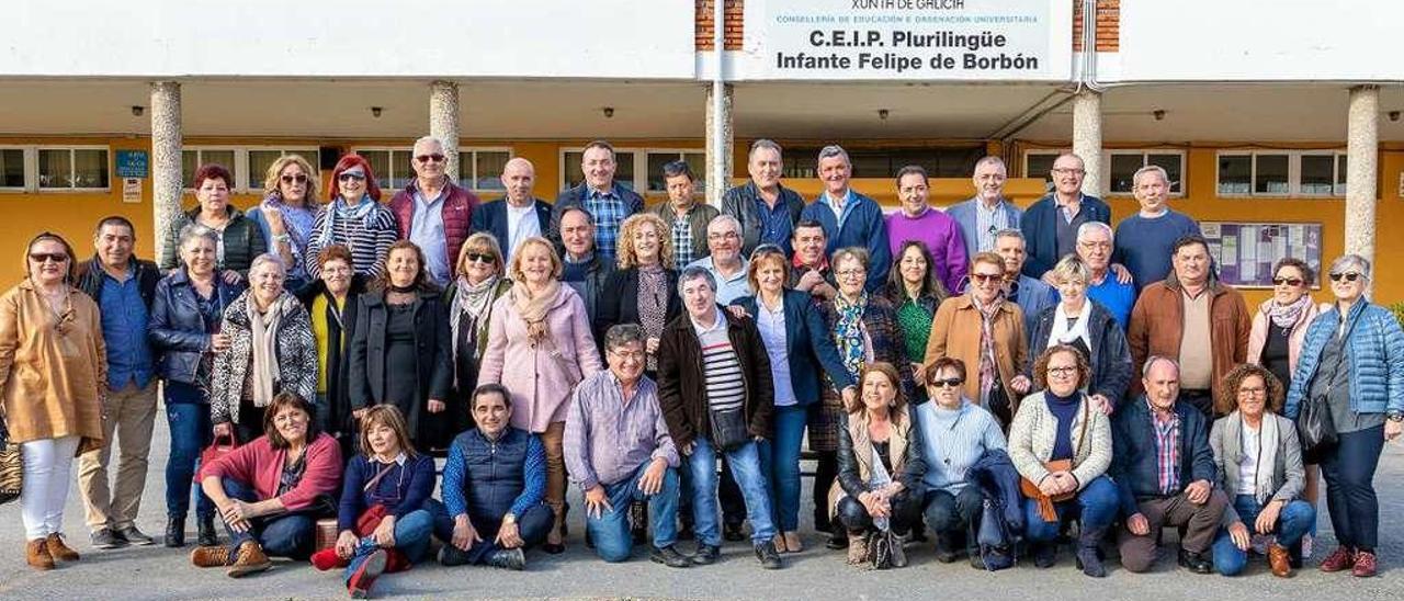 Alumnos de la promoción 72 -75 del Colegio de Salvaterra, ayer, ante la fachada del centro. // Juan Carlos Álvarez