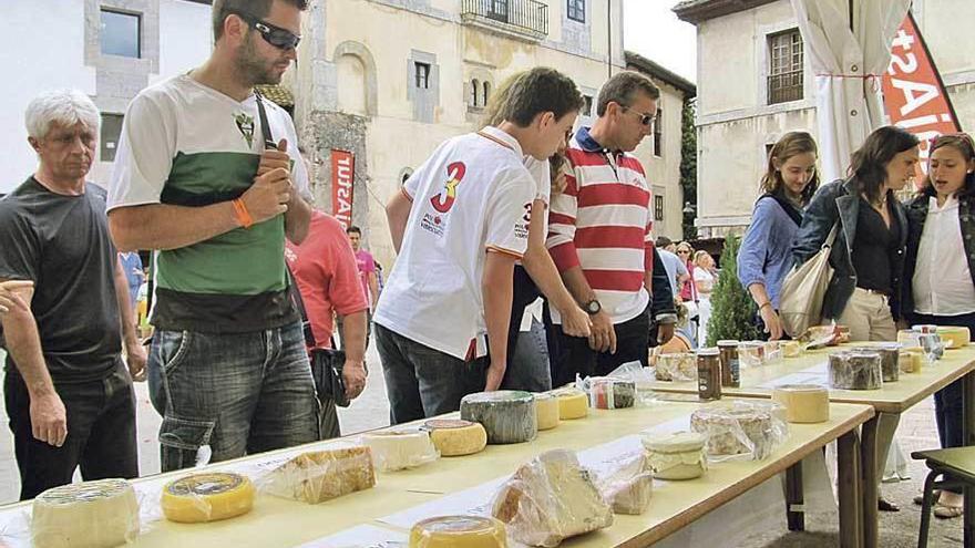 Una edición anterior de la muestra de quesos del oriente de Asturias, en Llanes.