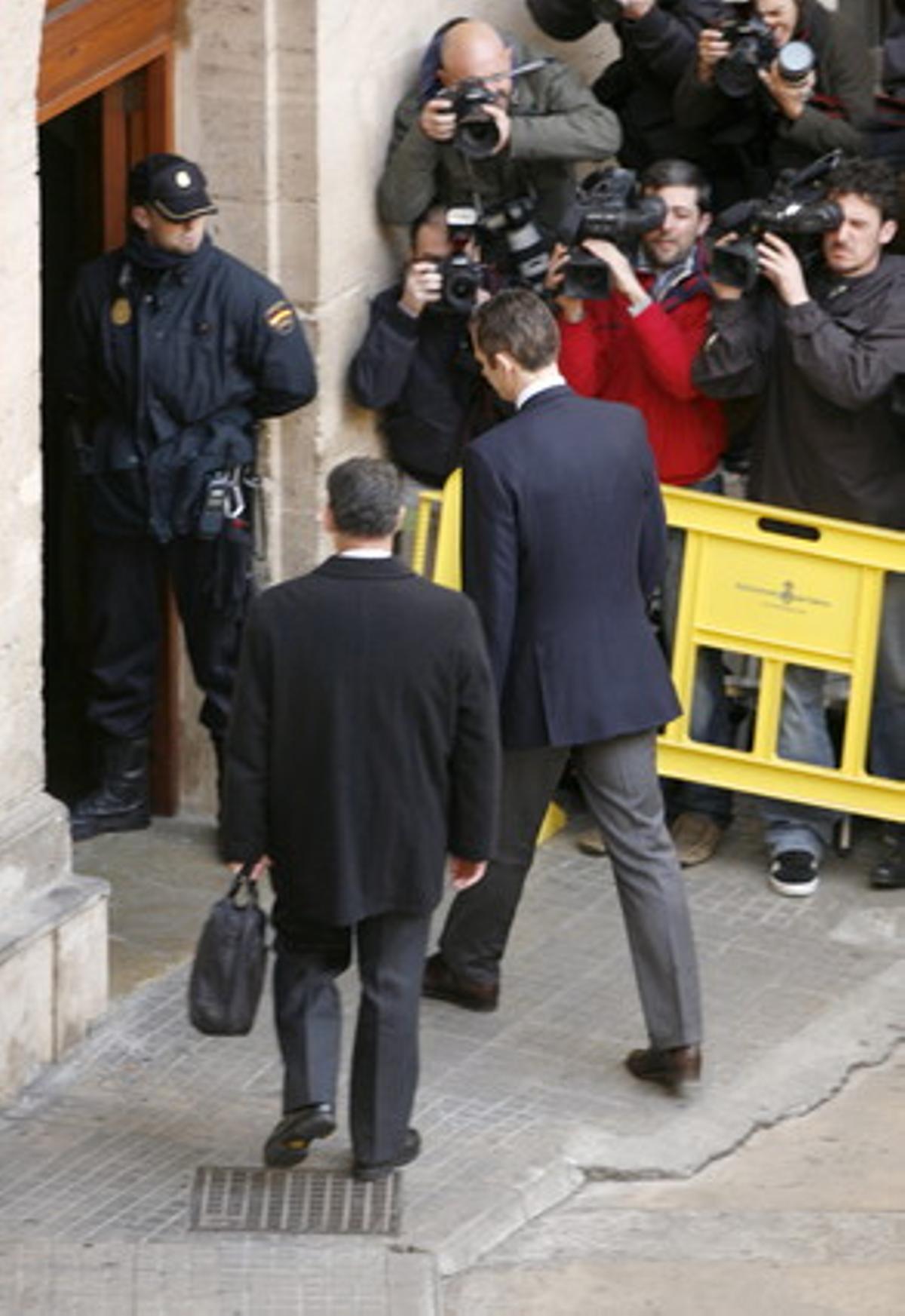 Urdangarín y Mario Pascual entrando a los juzgados de Palma de Mallorca