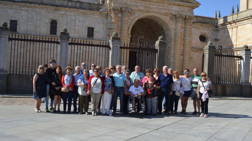 Foto de familia junto a la Seo.