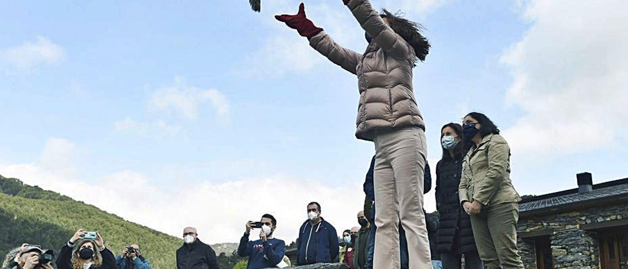 Ángeles Vázquez suelta el azor en O Invernadeiro. |   // FDV