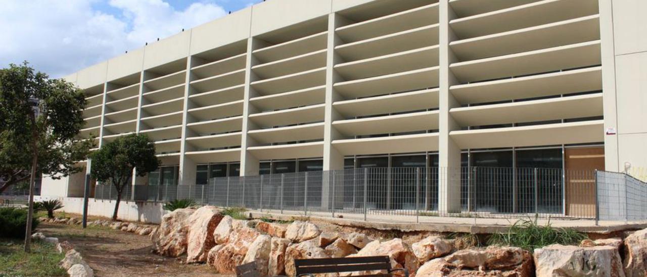 Exterior de la piscina cubierta de Tavernes de la Valldigna. | LEVANTE-EMV