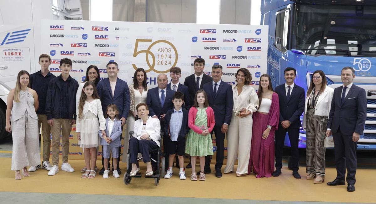 Integrantes de la familia Porto Varela, durante el acto de celebración de su 50 aniversario.  | // L. O.