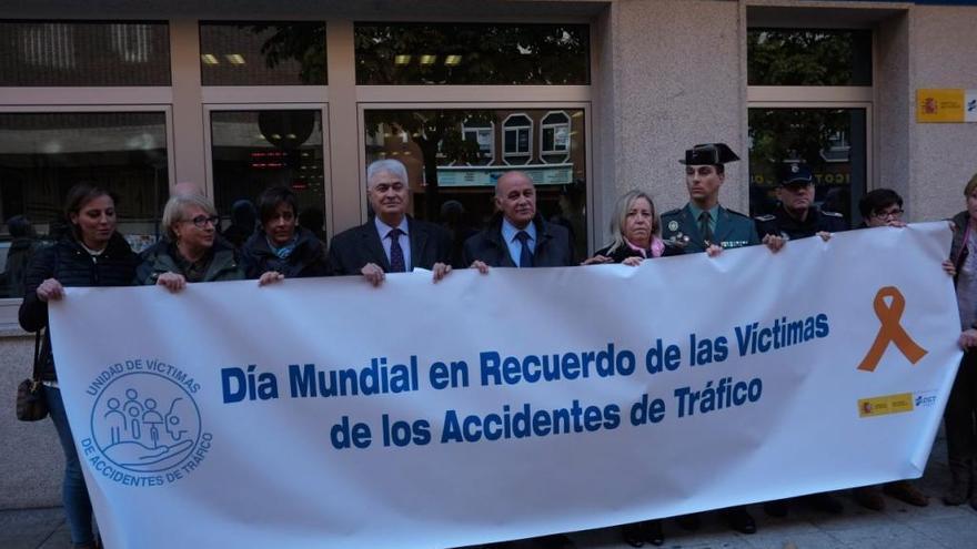 Un momento de la concentración celebrada esta mañana a las puertas de la DGT en memoria de las víctimas.