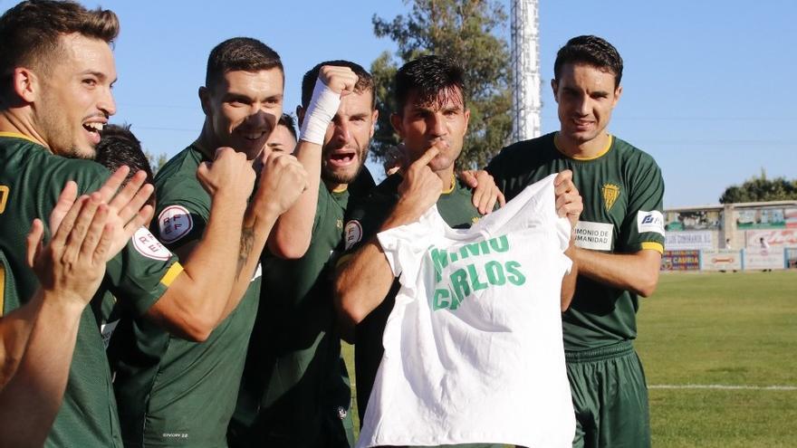 Willy Ledesma celebra en La Isla su primer gol junto a sus compañeros, mostrando todos su apoyo a Carlos Marín.