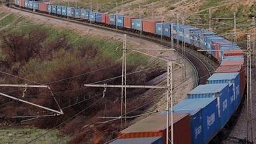 Un tren de mercancías serpentea por el tramo Castellón-Tarragona, el más retrasado del Corredor Mediterráneo