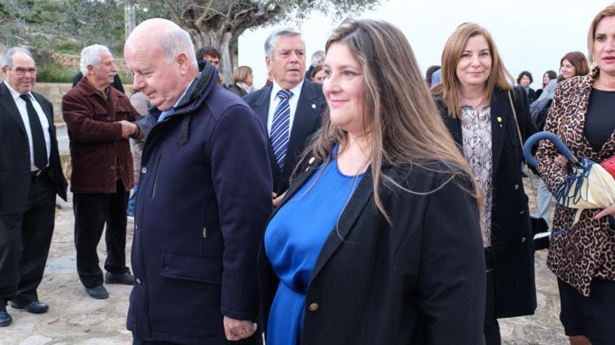 El alcalde, José Tur, y la segunda teniente de alcalde de Sant Antoni, Cristina Ribas, el lunes en las fiestas de Santa Agnès.