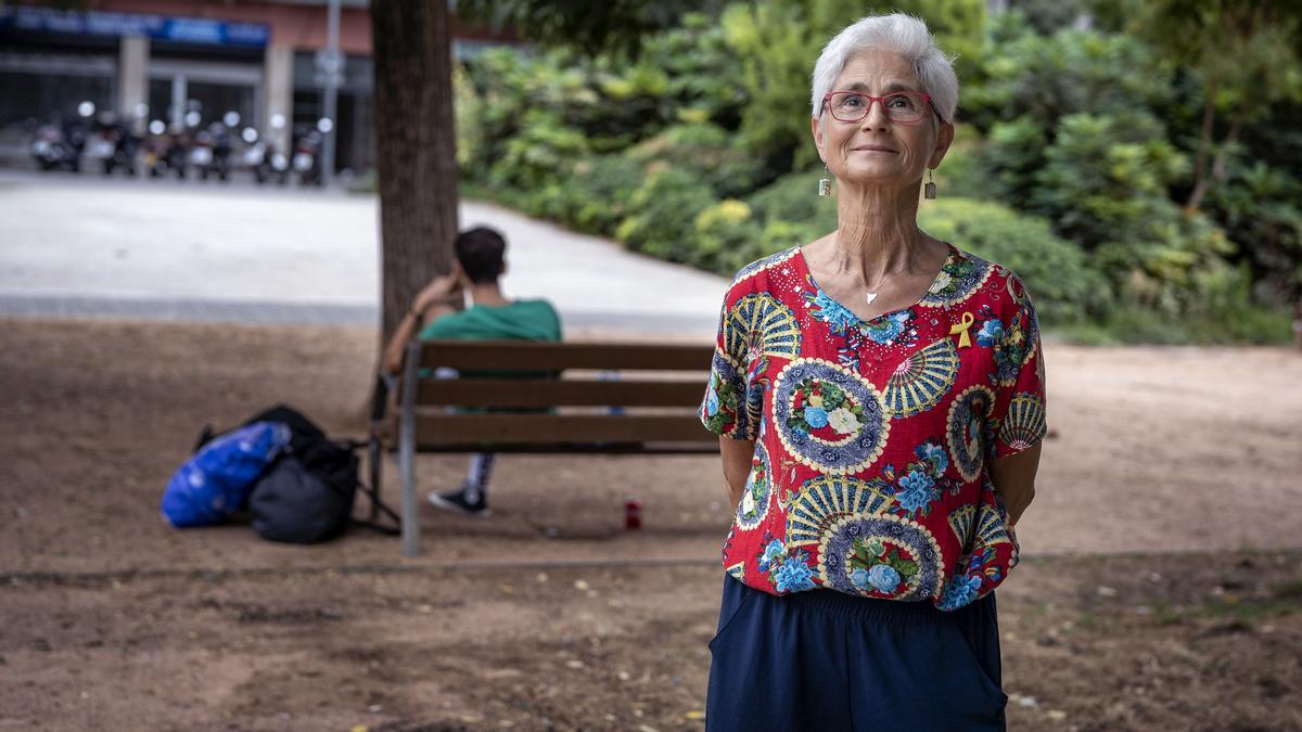 Laia Escola, mujer que acoge en su casa a migrantes, Fotografiada en los jardines de Can Mantega.