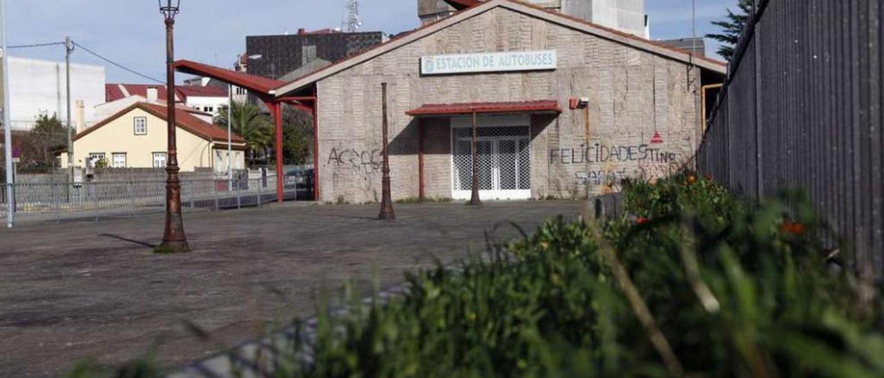 Los jóvenes de La Estación limpiarán las pintadas, acondicionarán las jardineras y pintarán las farolas oxidadas de esta plaza.// Bernabé / Luismy