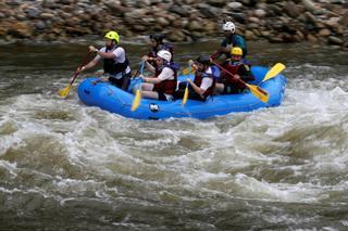 Exguerrilleros de las FARC compiten por Colombia en mundial de rafting