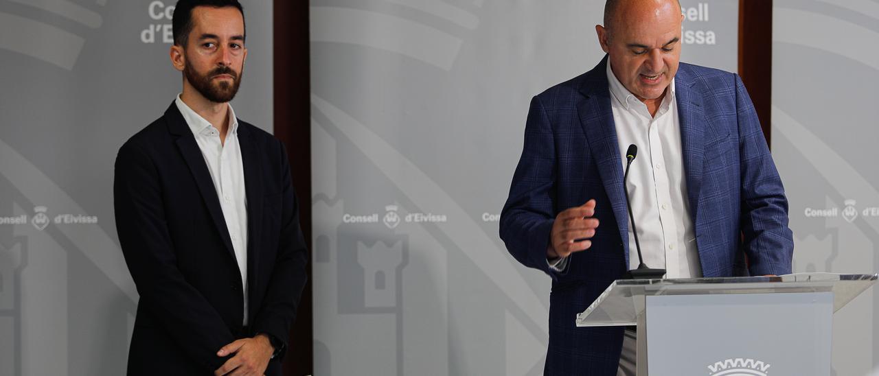Vicent Marí, presidente del Consell de Ibiza, acompañado del vicepresidente Javier Torres, en la rueda de prensa.