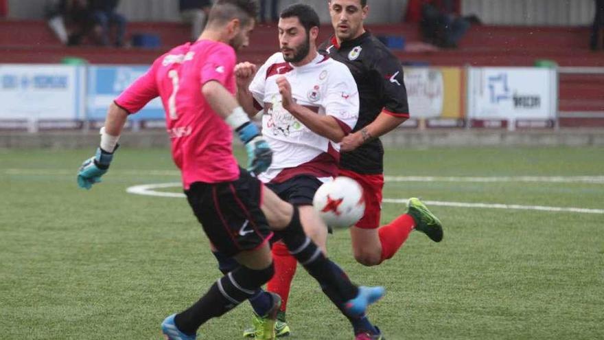 El fabril Villa intenta impedir el golpeo del portero del Langreo Javi Díaz, con Pelayo Pedrayes detrás.