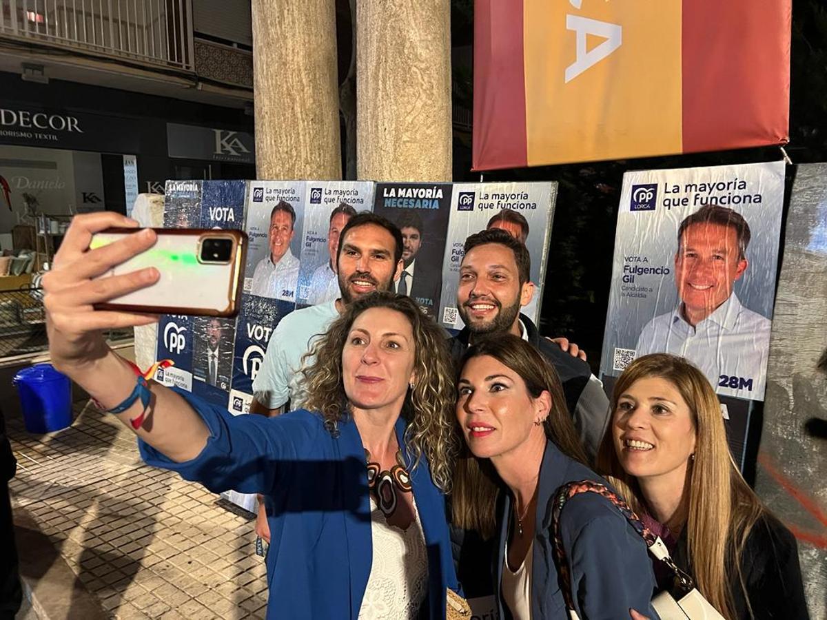 Los integrantes de la candidatura municipal y regional del PP, María de las Huertas García, Juan Francisco Martínez, María del Carmen Ruiz Jódar y Rosa María Medina, protagonizaban un ‘selfie’ durante la pegada en la zona conocida como las ‘Columnas’.