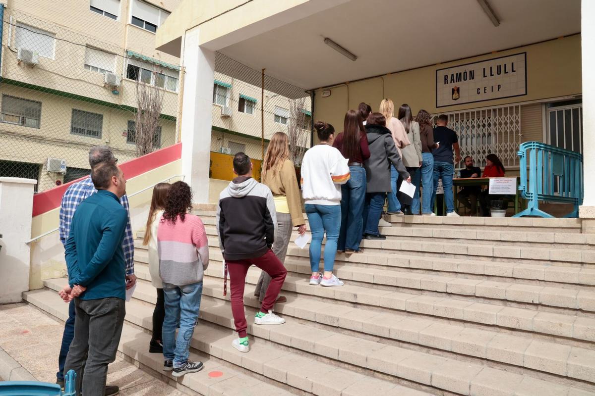 Una cola de padres y madres del centro educativo alicantino para participar en la consulta sobre la jornada continua