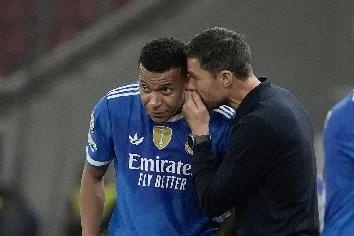 Real Madrid's head coach Xabi Alonso, right, talks with his player Kylian Mbappe during the Champions League opening phase soccer match between Olympiacos and Real Madrid, in in Piraeus port, near Athens, Greece, Wednesday, Nov. 26, 2025. (AP Photo/Petros Giannakouris)