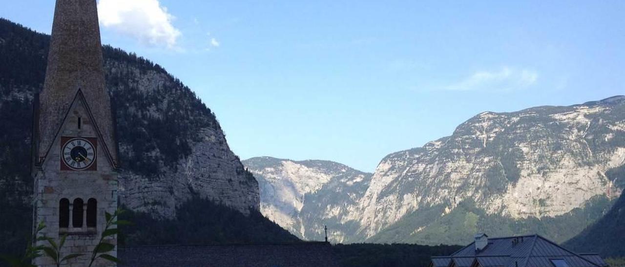 La iglesia protestante, el hotel Grüner y, al fondo, el lago.