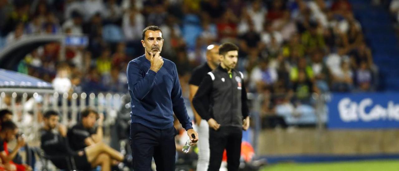 Carcedo, pensativo durante el partido ante el Sporting.