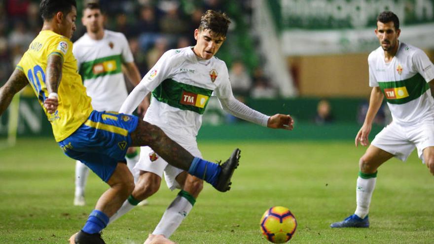 Gonzalo Villar lucha con Araujo por un balón durante el partido de la temporada pasada