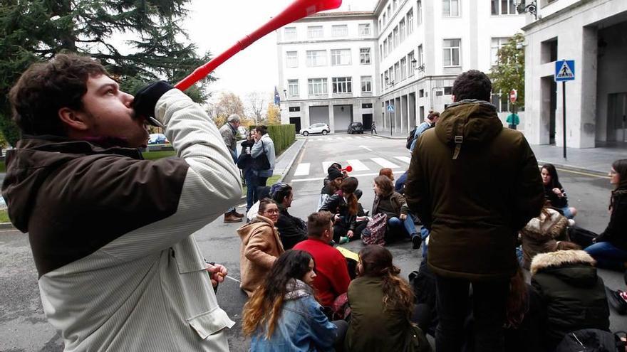 Alumnos de la Escuela de Arte, ayer, en la plaza de España durante su protesta.