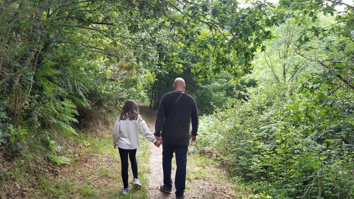 Alberto pasea con su hija por la Sierra de la Culebra.