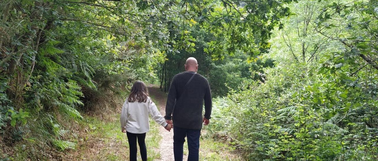 Alberto pasea con su hija por la Sierra de la Culebra.