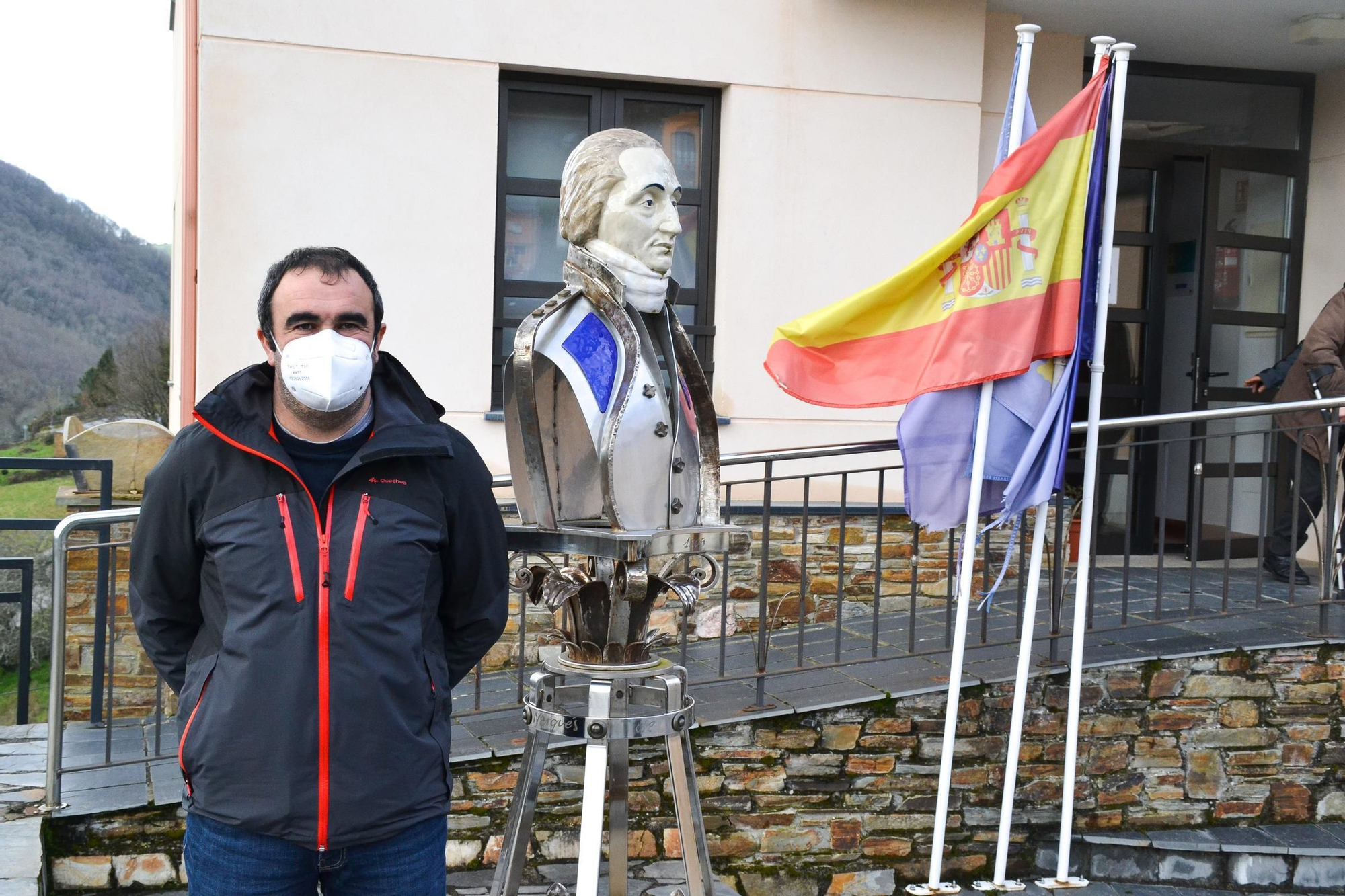 Víctor Lorido, alcalde de Santa Eulalia de Oscos, en el exterior de la Casa Consistorial.