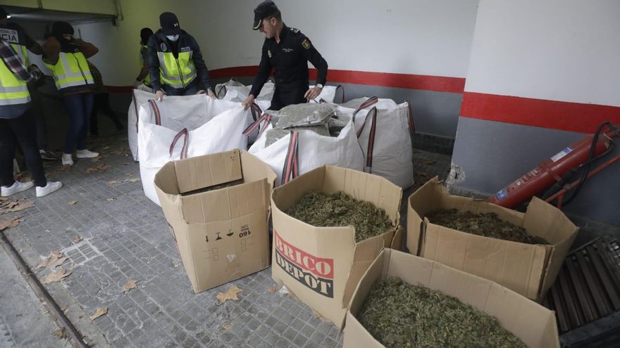 La Policía traslada 400 kilos de cogollos de marihuana valorados en 700.000 euros