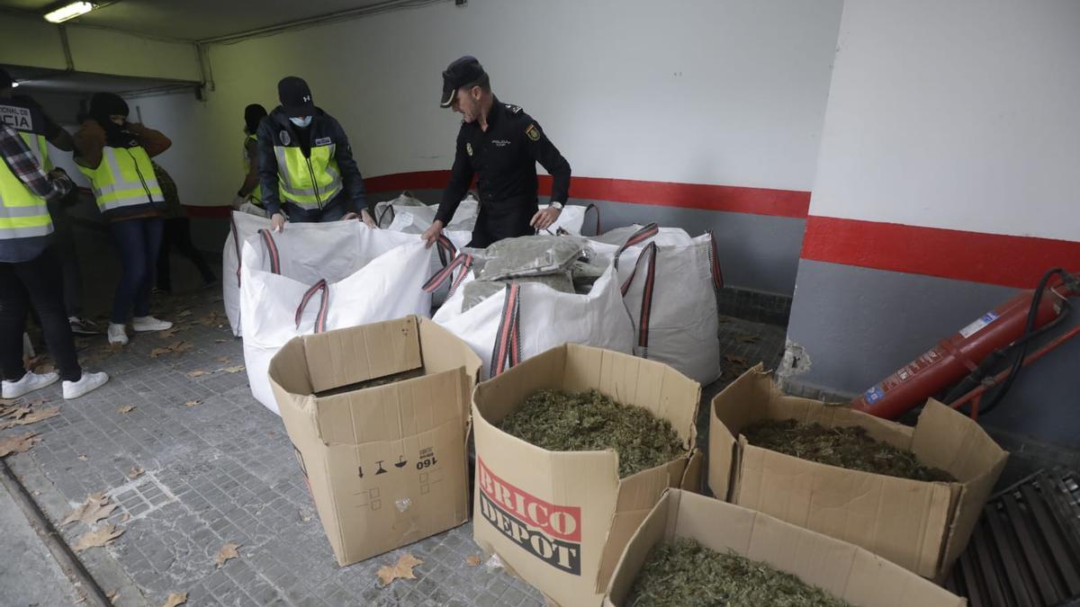 La Policía traslada 400 kilos de cogollos de marihuana valorados en 700.000 euros