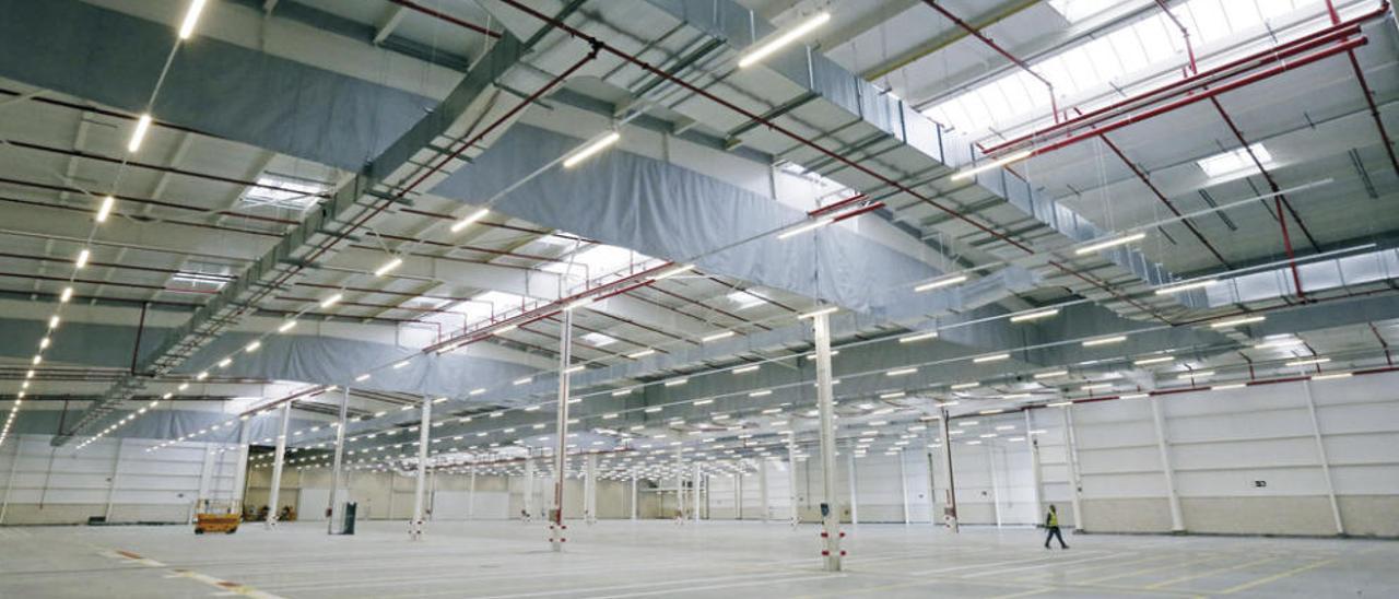 Interior de la nueva nave logística de la planta de Vigo de PSA Peugeot Citroën (nave G).