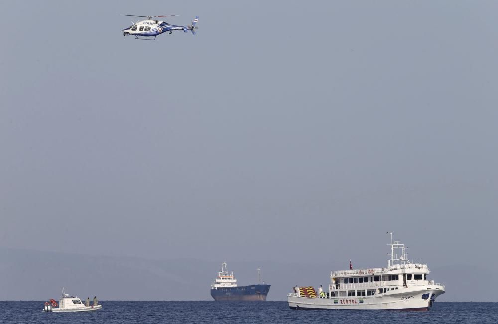 Un ferri griego con refugiados a bordo proveniente de la isla de Lesbos a su llegada a Turquía