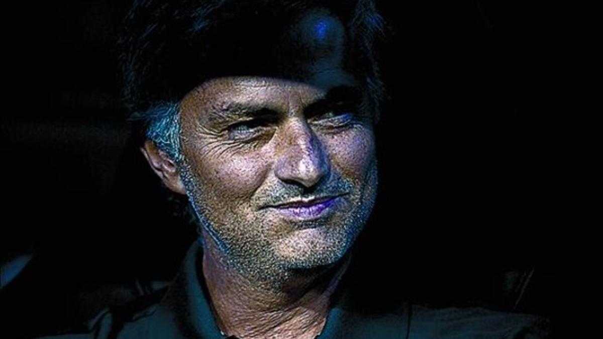 Mourinho, sonriente en el banquillo antes de empezar el partido.
