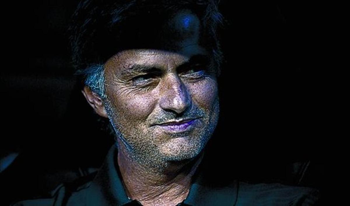 Mourinho somriu a la banqueta abans de començar el partit. Mourinho somriu a la banqueta abans de començar el partit.