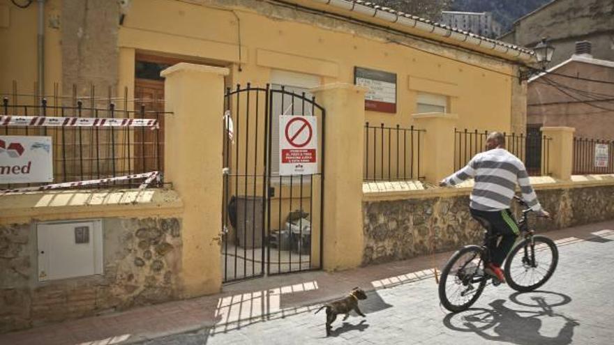 La detección de nuevas deficiencias paraliza las obras del colegio de Agres