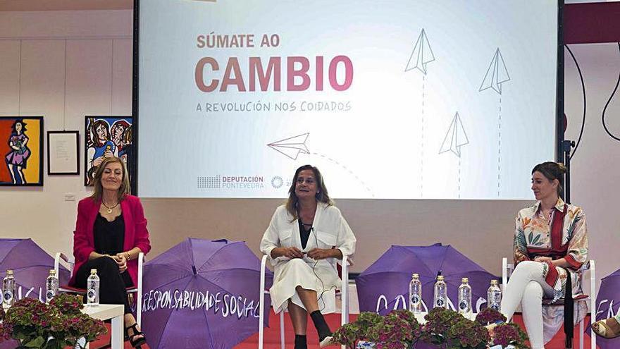 María Elena Cartea, Carmela Silva y Vitoria Alonso, ayer, en Vigo.