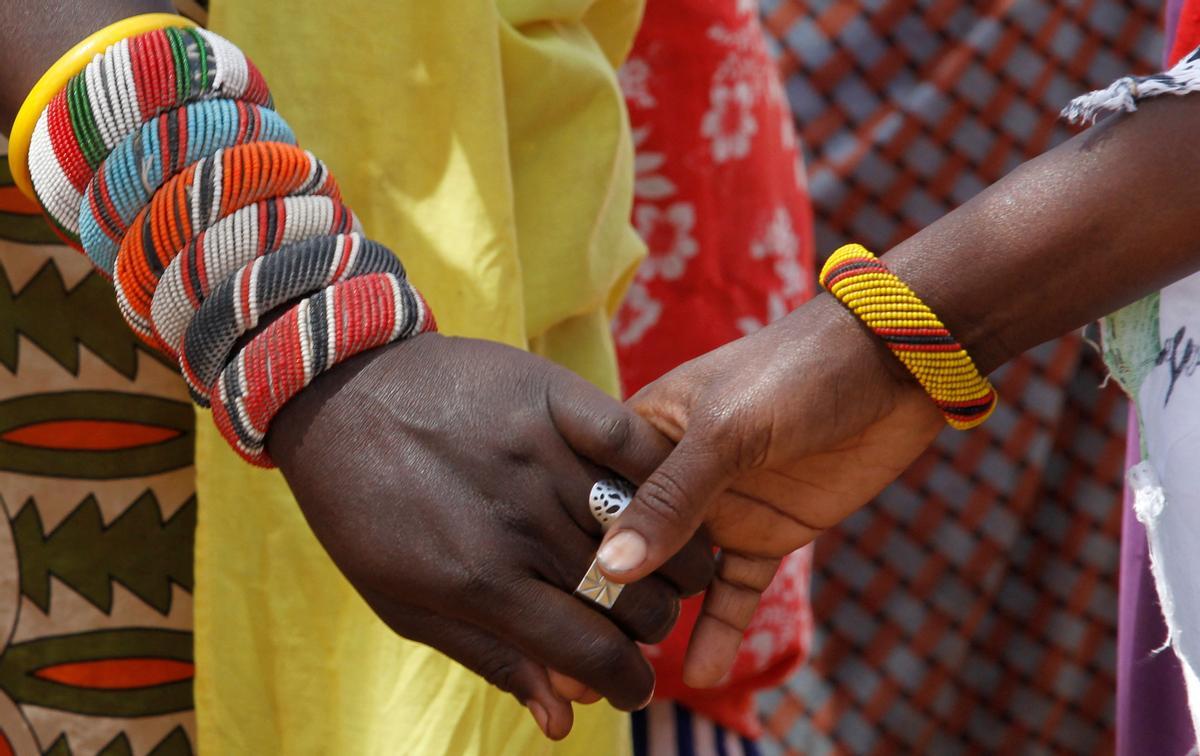 Las mujeres de la tribu Samburu que escaparon de la mutilación genital femenina y otros tipos de violencia de género hacen adornos tradicionales en la aldea de Umoja donde los hombres están restringidos, en Kenia