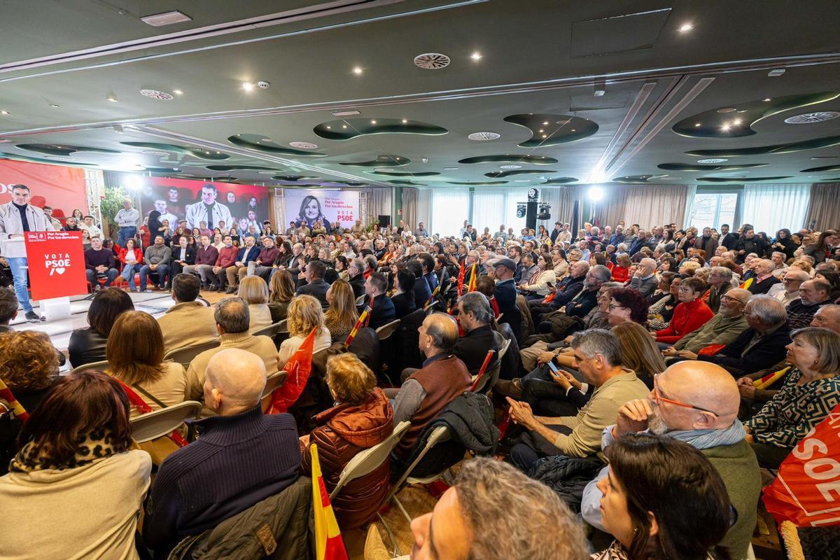 En imágenes I Pedro Sánchez arropa a Pilar Alegría en el mitin de Huesca
