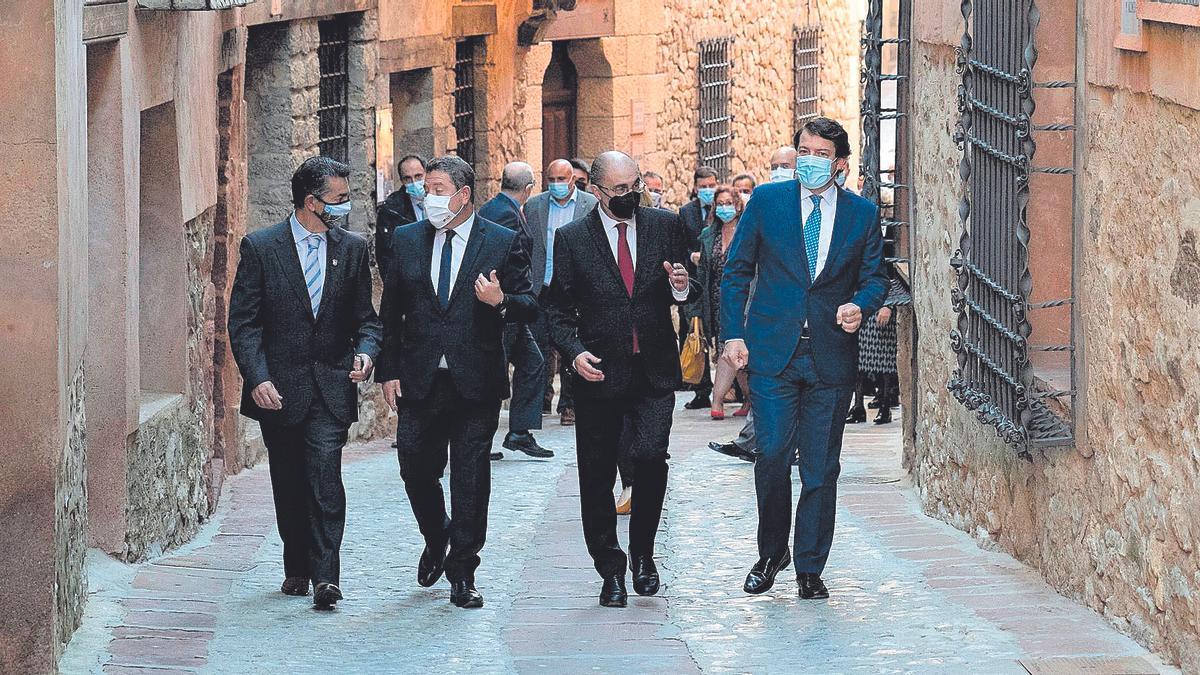 Javier Lambán, entre Emilio García-Page (Castilla-La Mancha9 y Alfonso Fernández Mañueco (Castilla y León), en la visita de Albarracín el pasado mayo.