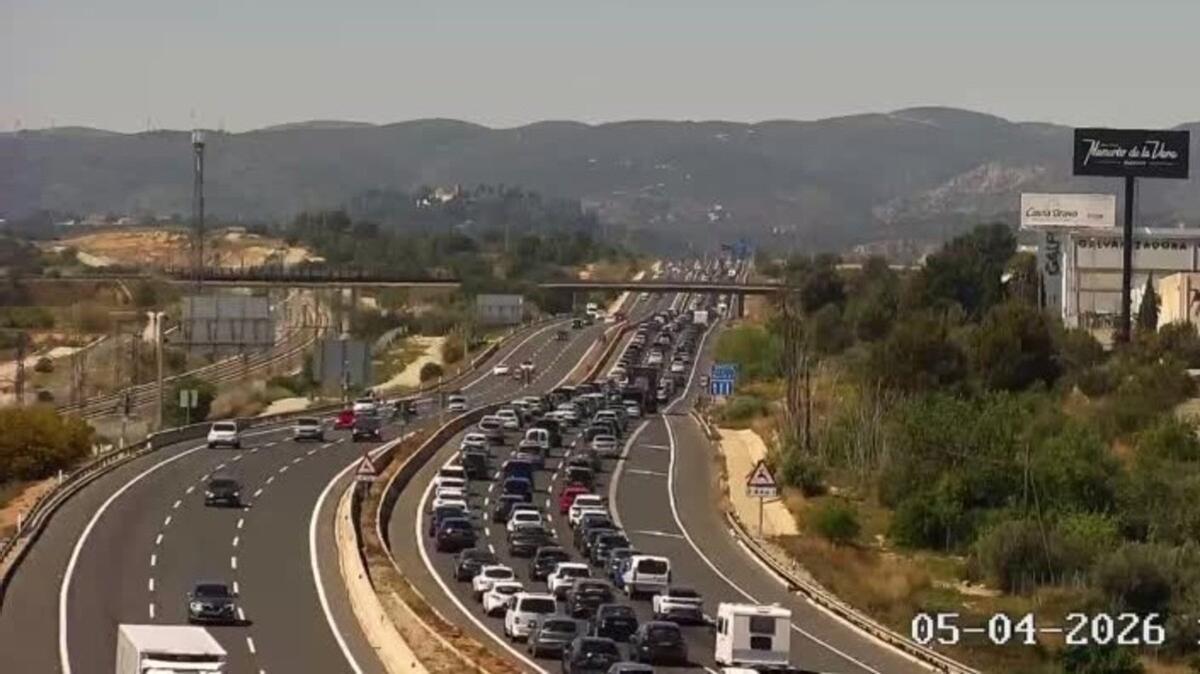 Retenciones kilométricas en la A-3 en la operación retorno de las vacaciones de Semana Santa.