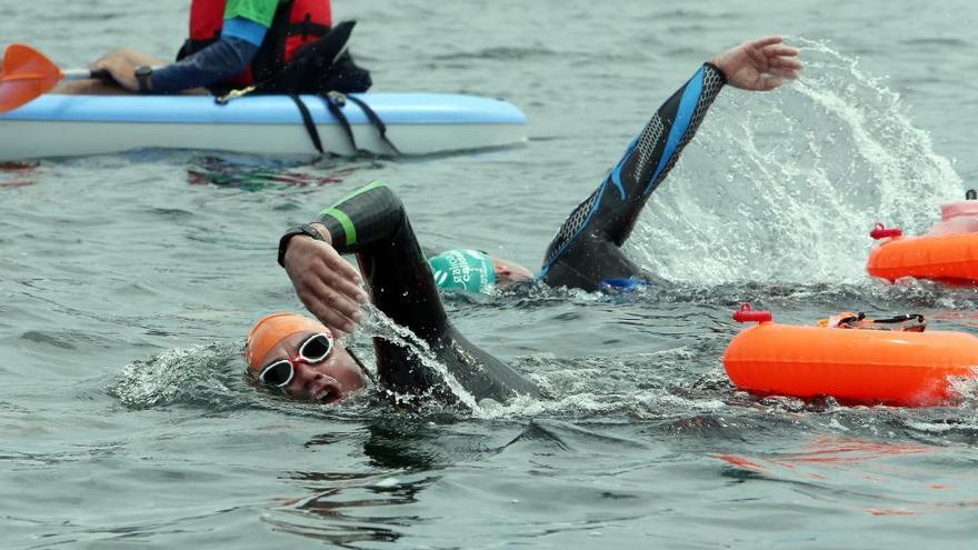 Cien nadadores desafían al mar de Rande