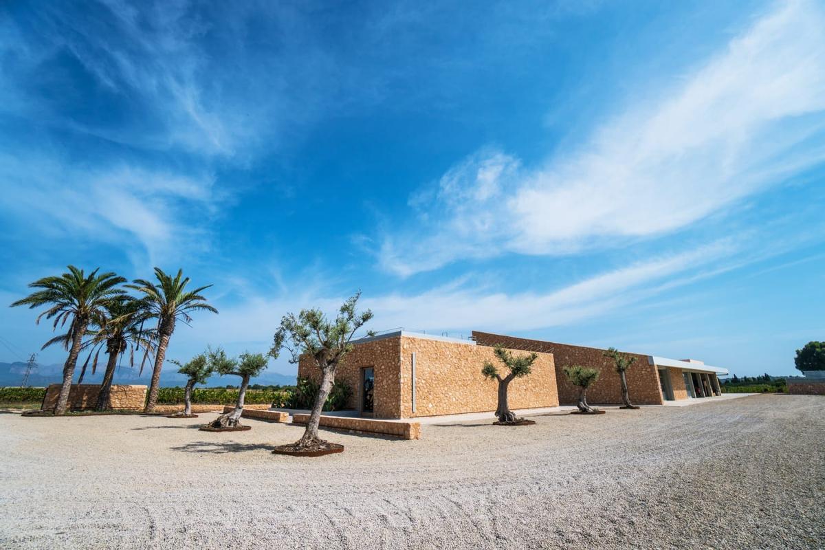 Son Juliana dispone de unas instalaciones ideales para degustar sus vinos con una hermosa vista de las montañas de la Tramuntana.