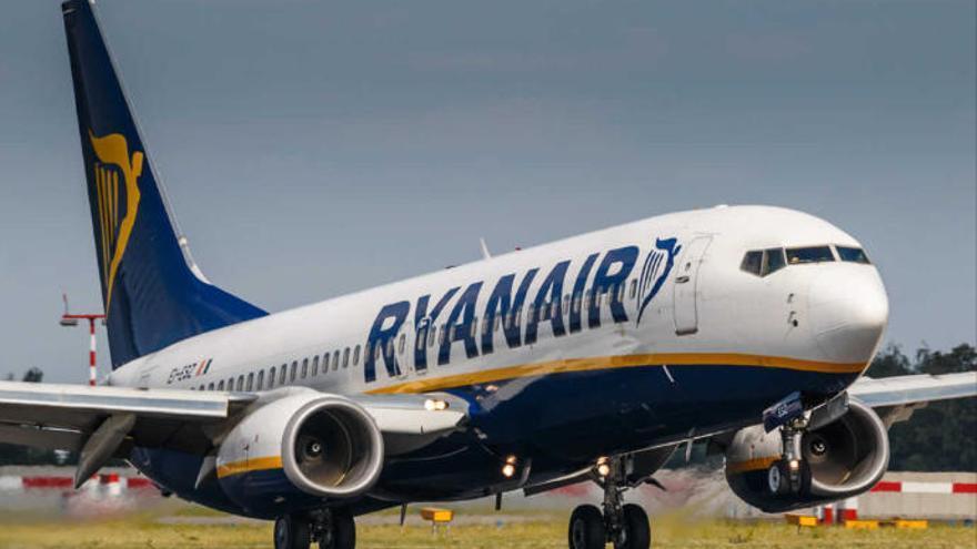Ryanair consuma el cierre de sus bases en Canarias en una jornada &quot;caótica&quot;.