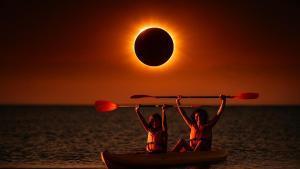 Nàutic Parc proposa una exclusiva ruta en caiac per contemplar el pròxim eclipsi solar des del mar.