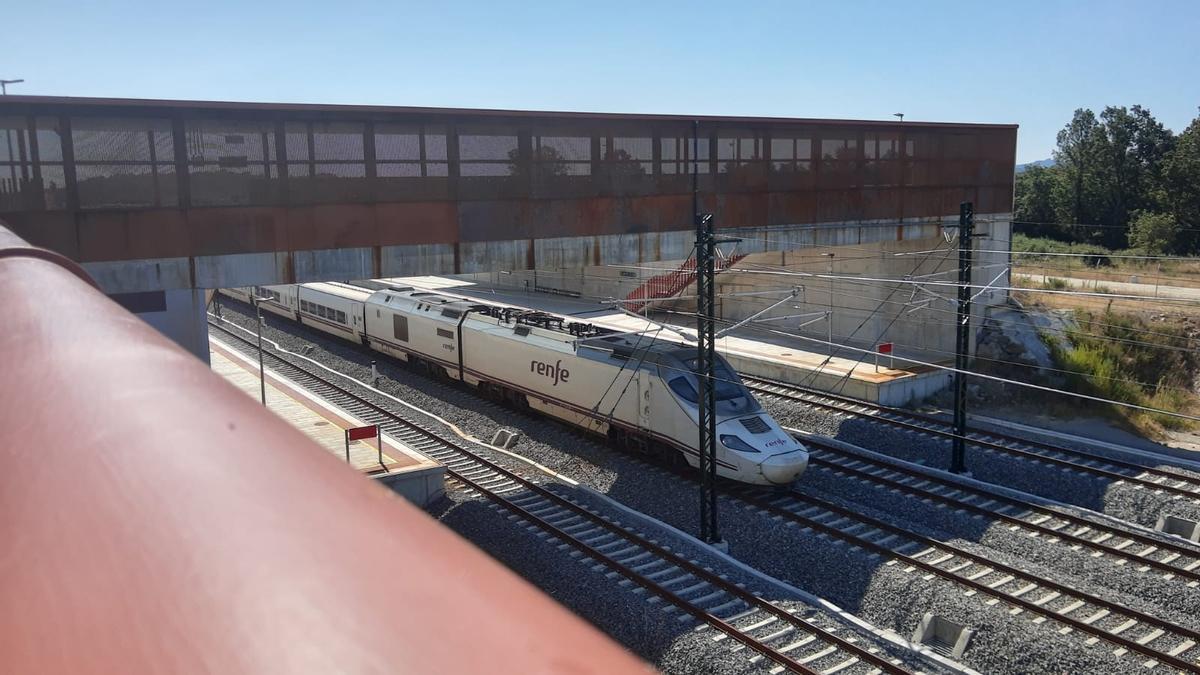 Paso de un tren por la estación del AVE en Otero de Sanabria