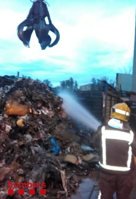 Incendi en una planta de reciclatge a Vilamalla