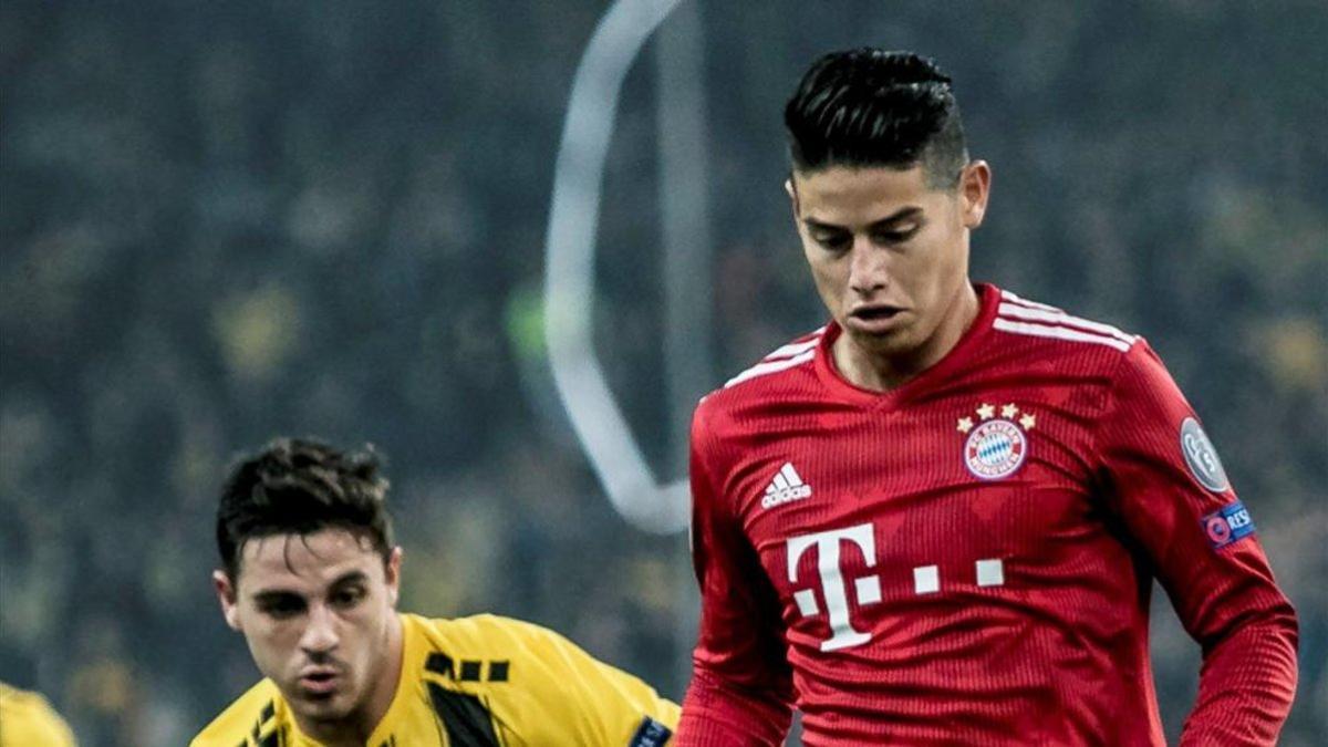 James Rodríguez disputando un balón con el Bayern