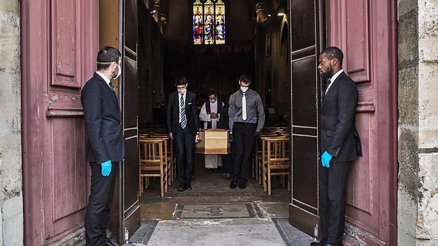 Funeral en los alrededores de París.