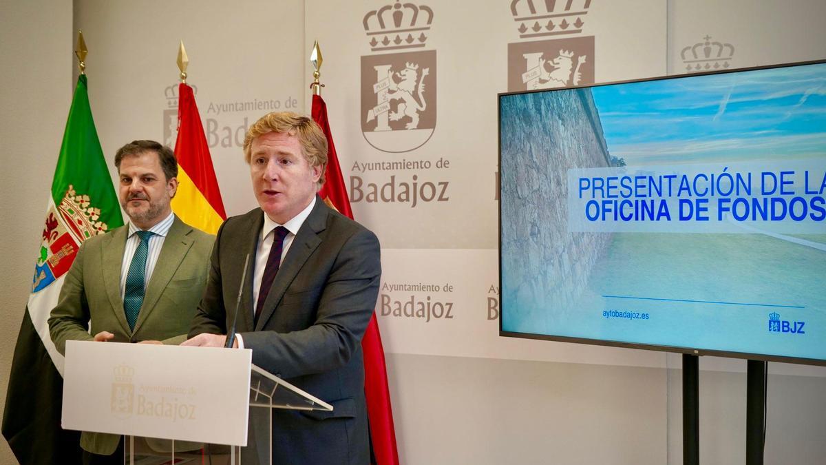 Ignacio Gragera, alcalde de Badajoz, junto a Javier Gijón, concejal de Economía y Hacienda, en una rueda de prensa.