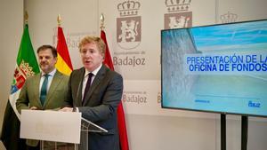 Ignacio Gragera, alcalde de Badajoz, junto a Javier Gijón, concejal de Economía y Hacienda, en una rueda de prensa.